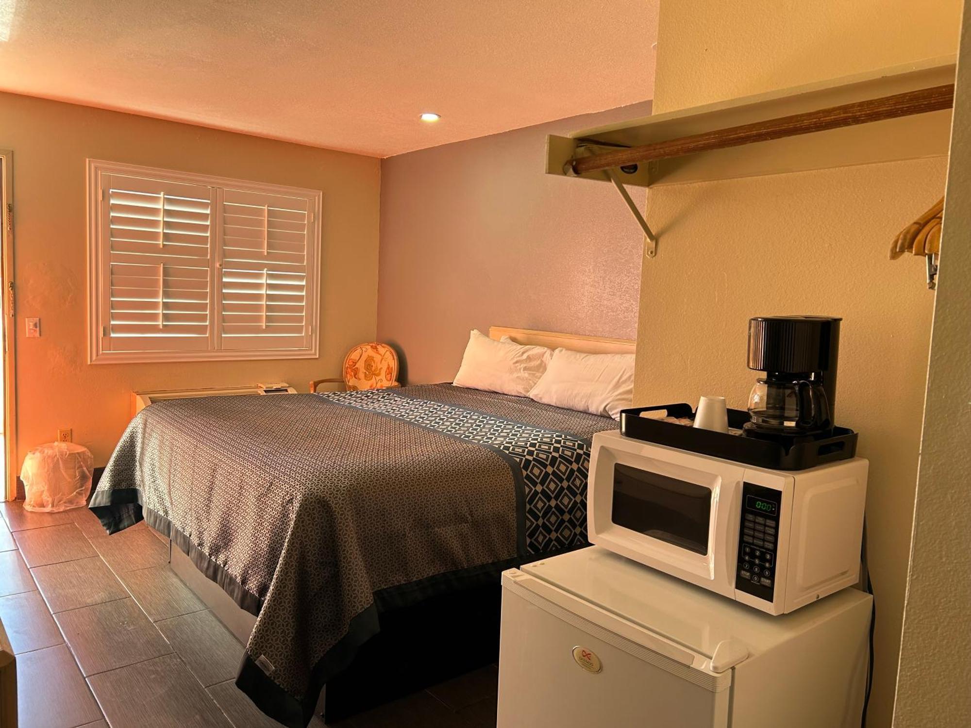 California Inn Hotel And Suites Adelanto Us 395 エクステリア 写真