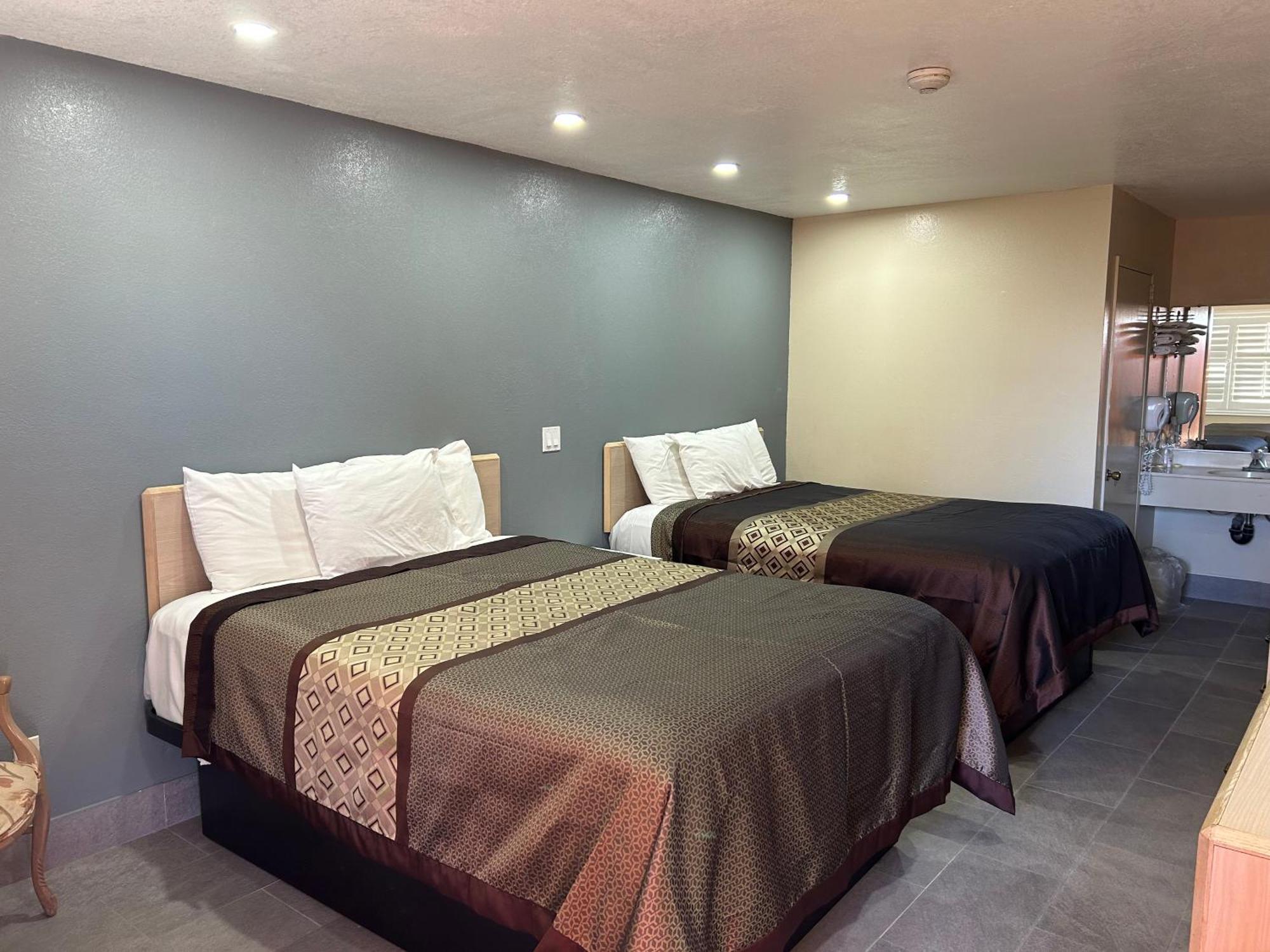 California Inn Hotel And Suites Adelanto Us 395 エクステリア 写真